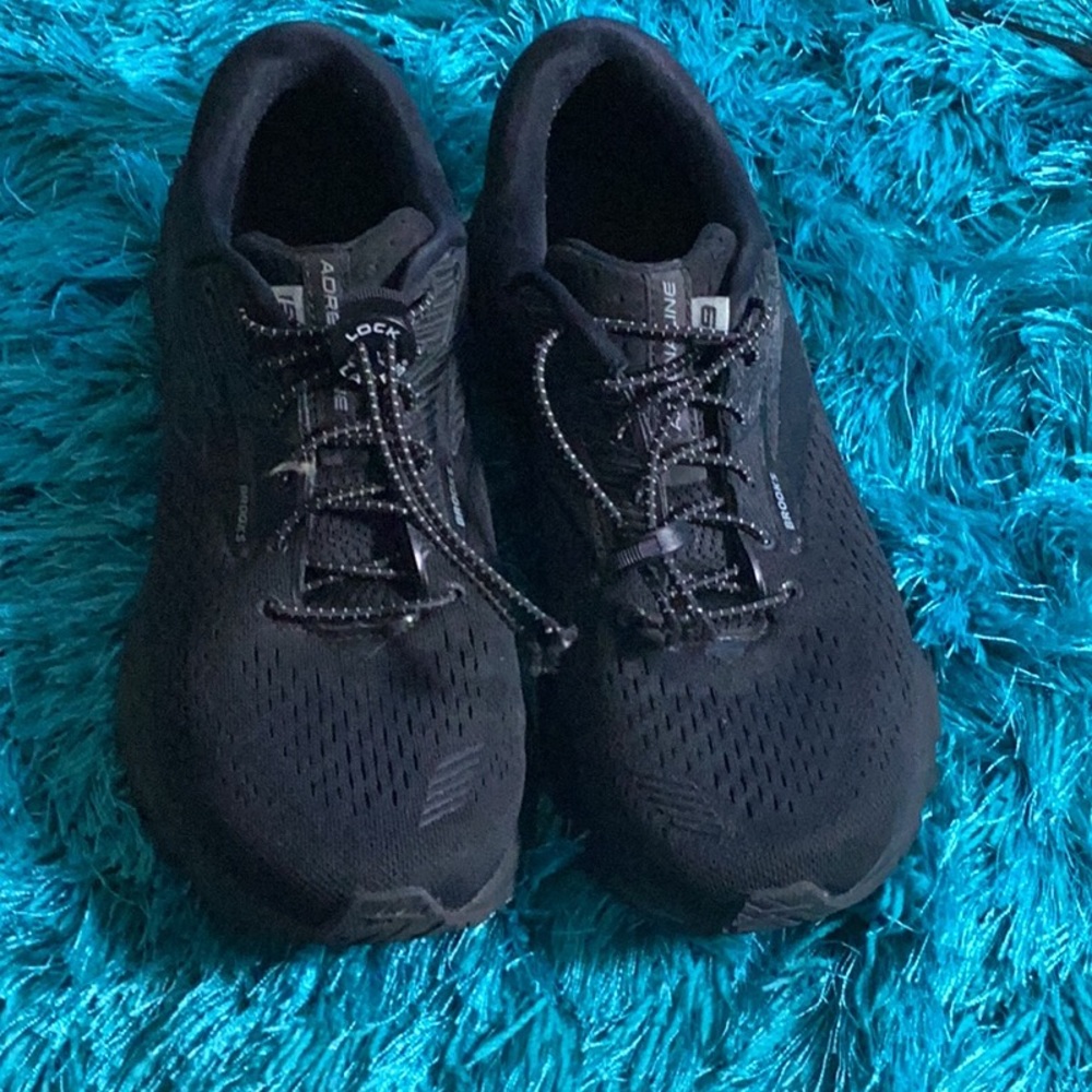 BROOKS ADRENALINE 19 women's shoe size 8 in very good condition